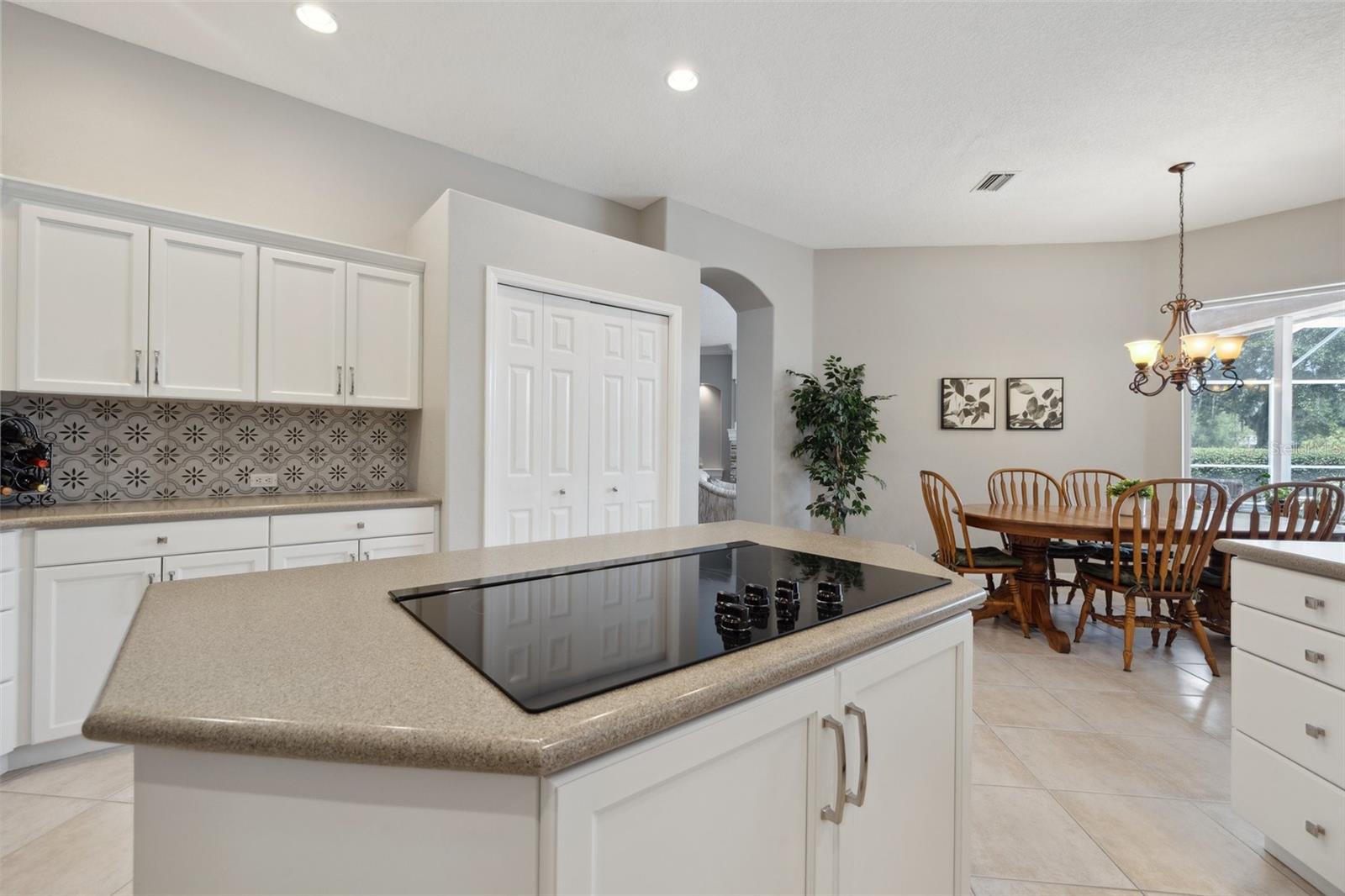 Listing photo id 13 for 9348 Deer Creek Drive