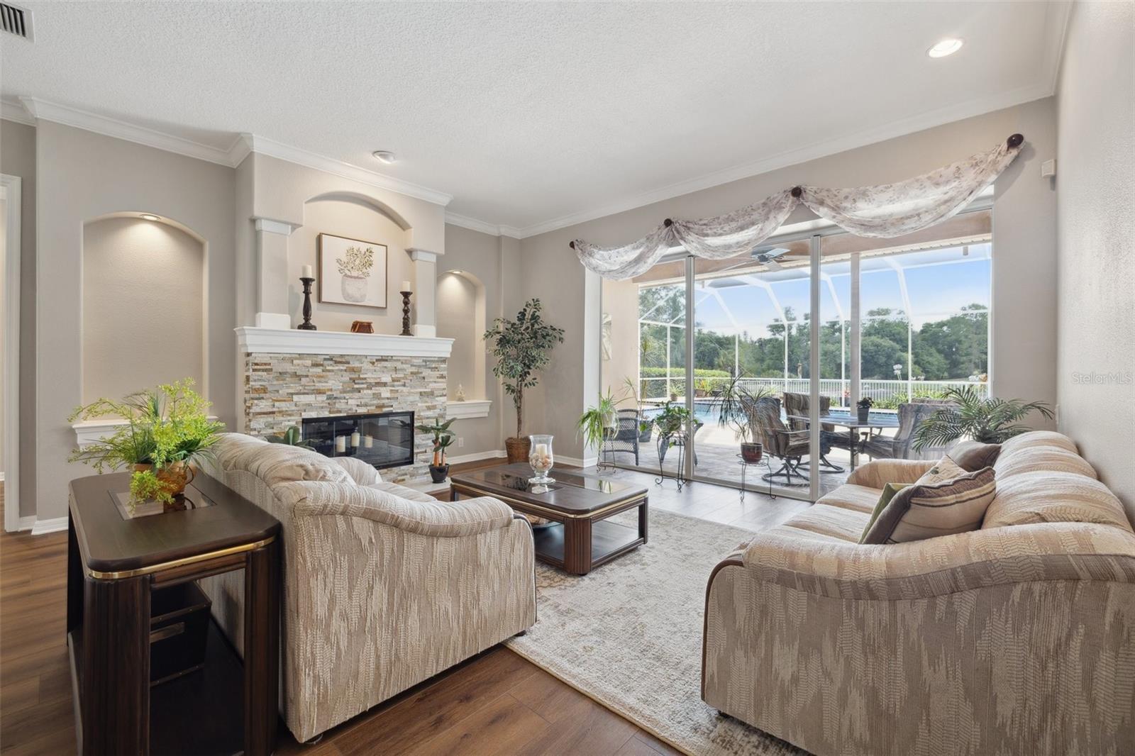 Listing photo id 5 for 9348 Deer Creek Drive
