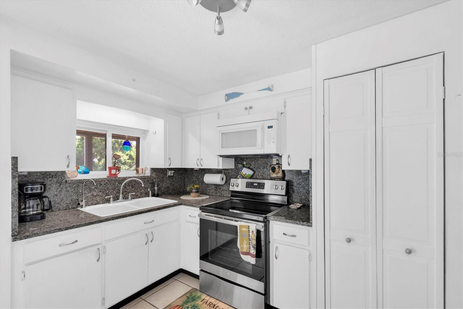 Image 10 of 33 For 5675 Lown Street N