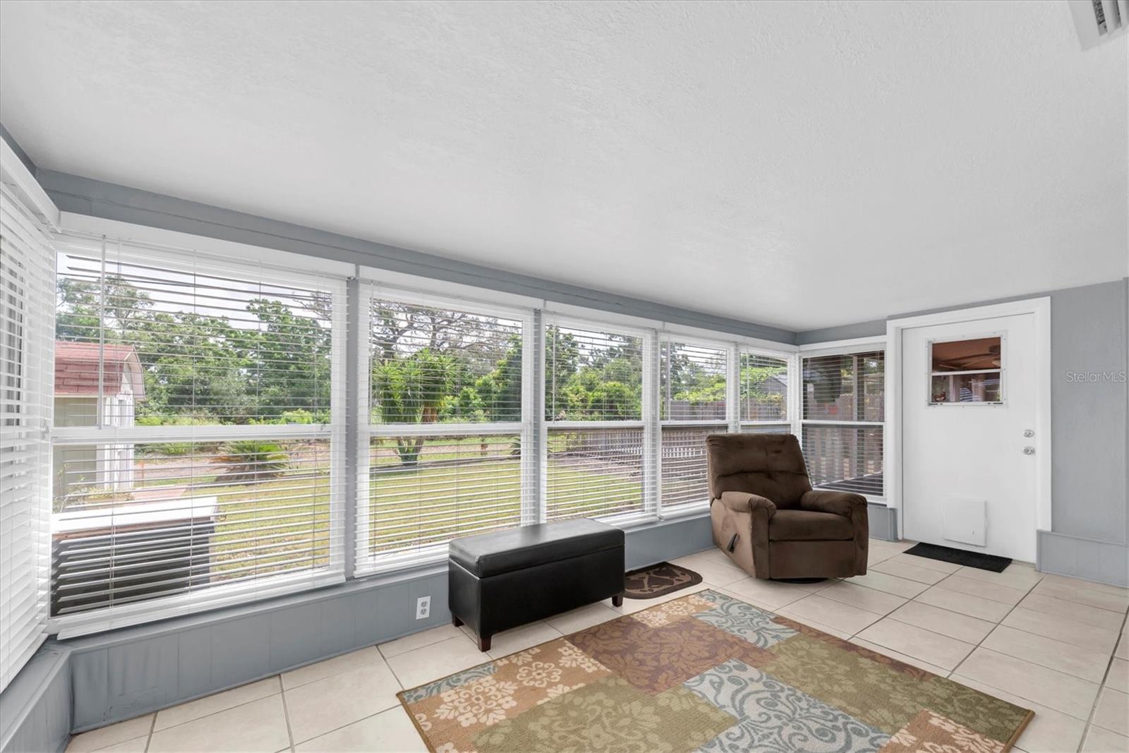 Image 21 of 33 For 5675 Lown Street N
