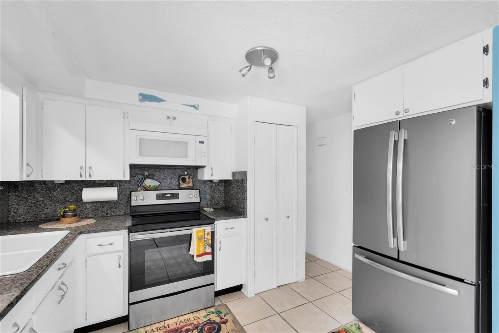 Image 9 of 33 For 5675 Lown Street N