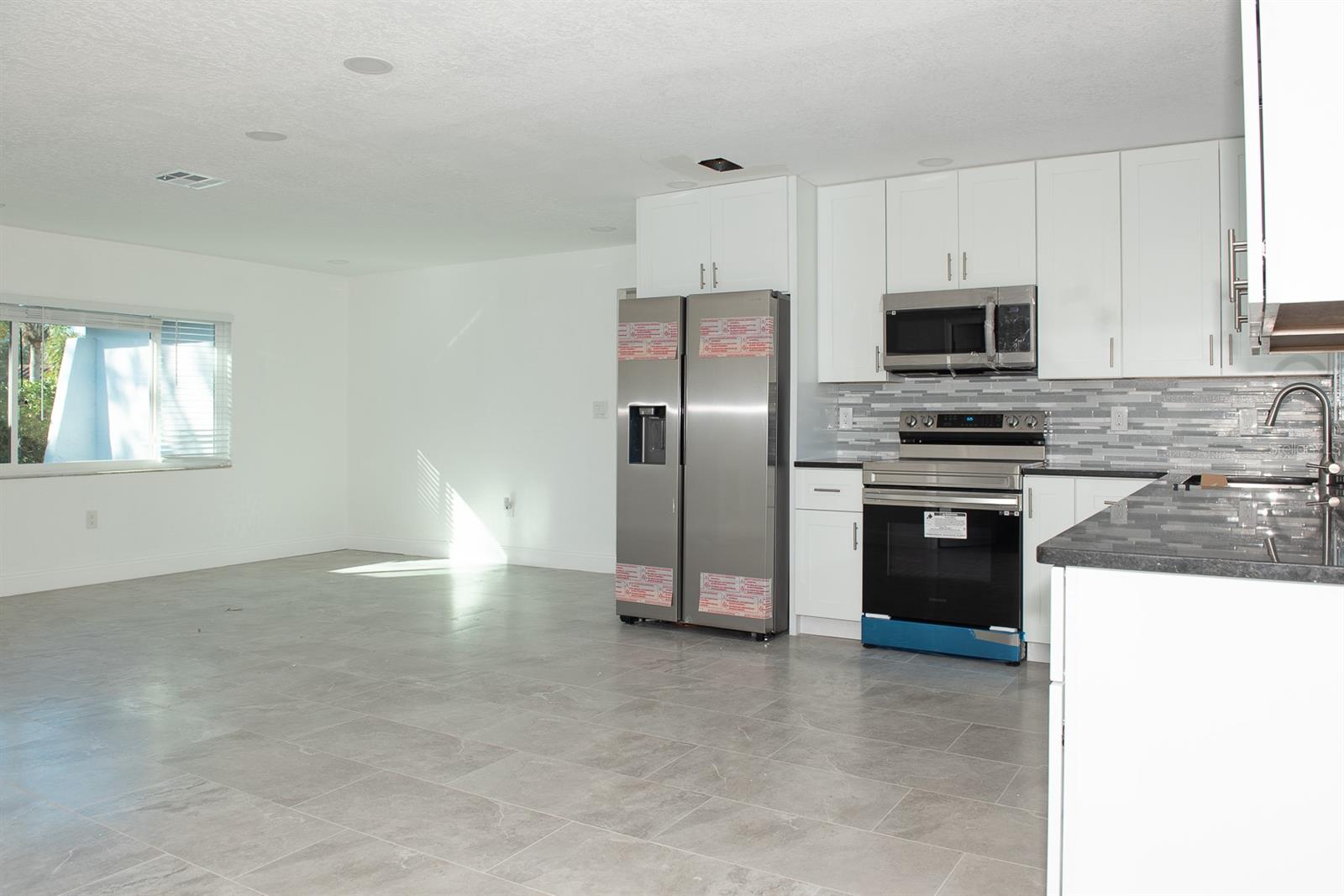 Image 4 of 19 For 11889 93rd Avenue