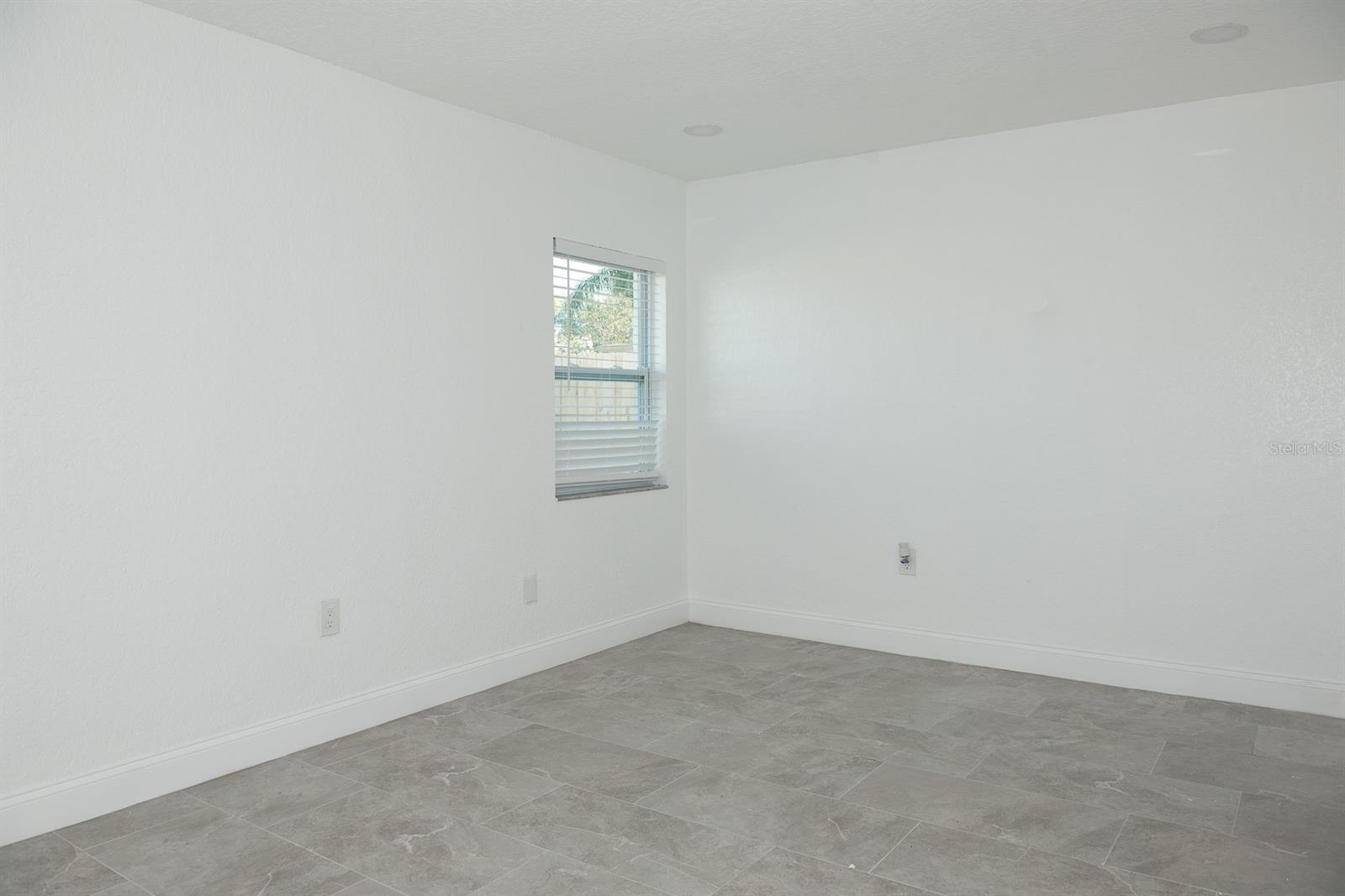 Image 8 of 19 For 11889 93rd Avenue