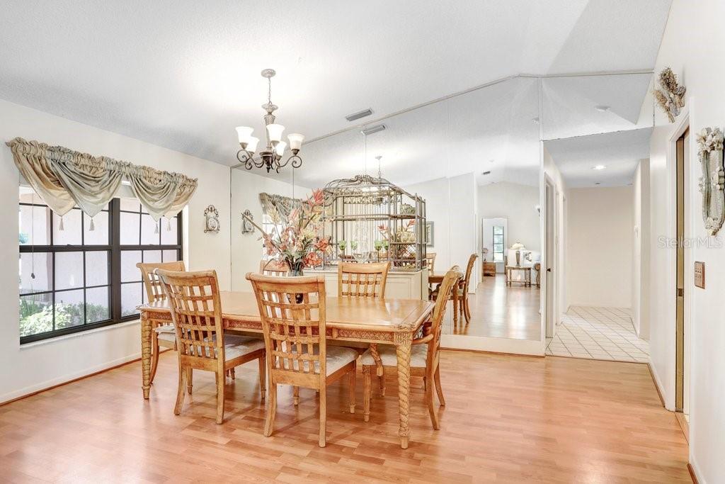 Listing photo id 10 for 107 Halton Circle