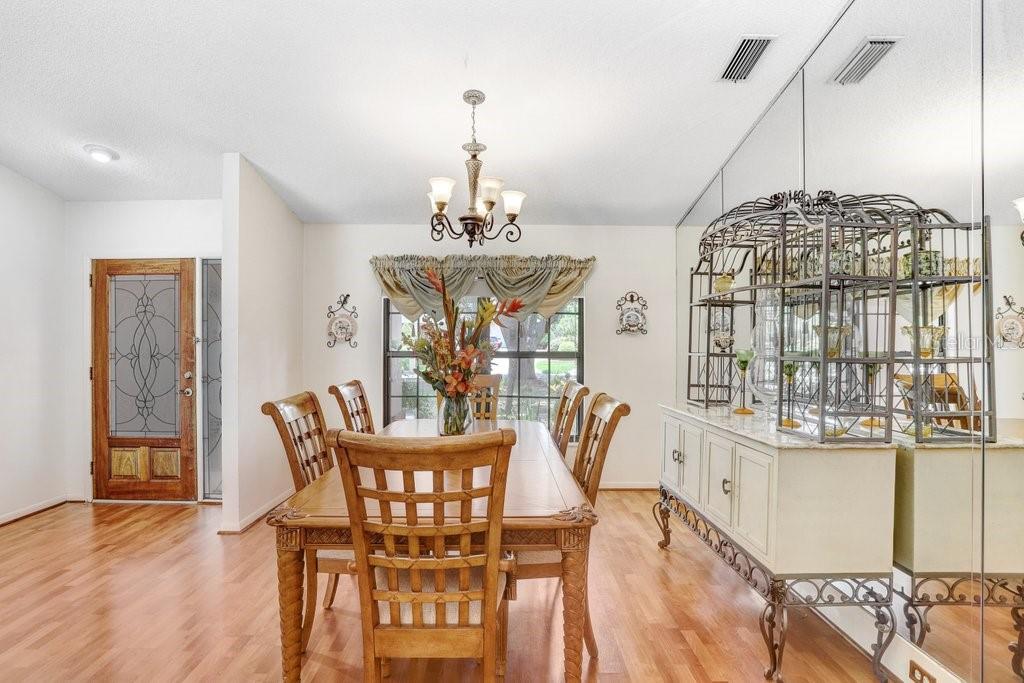 Listing photo id 11 for 107 Halton Circle