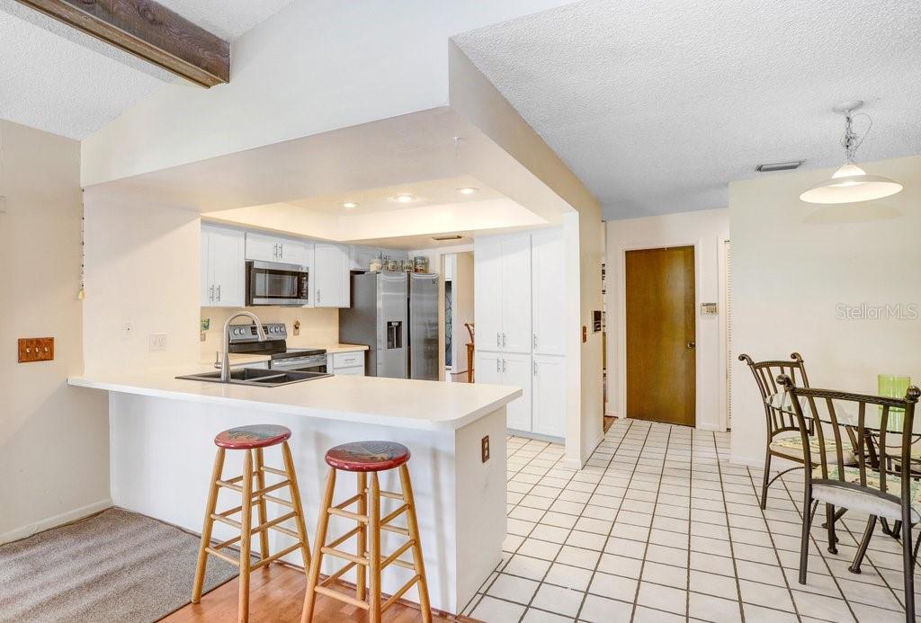 Listing photo id 12 for 107 Halton Circle