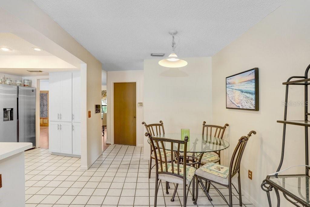 Listing photo id 15 for 107 Halton Circle