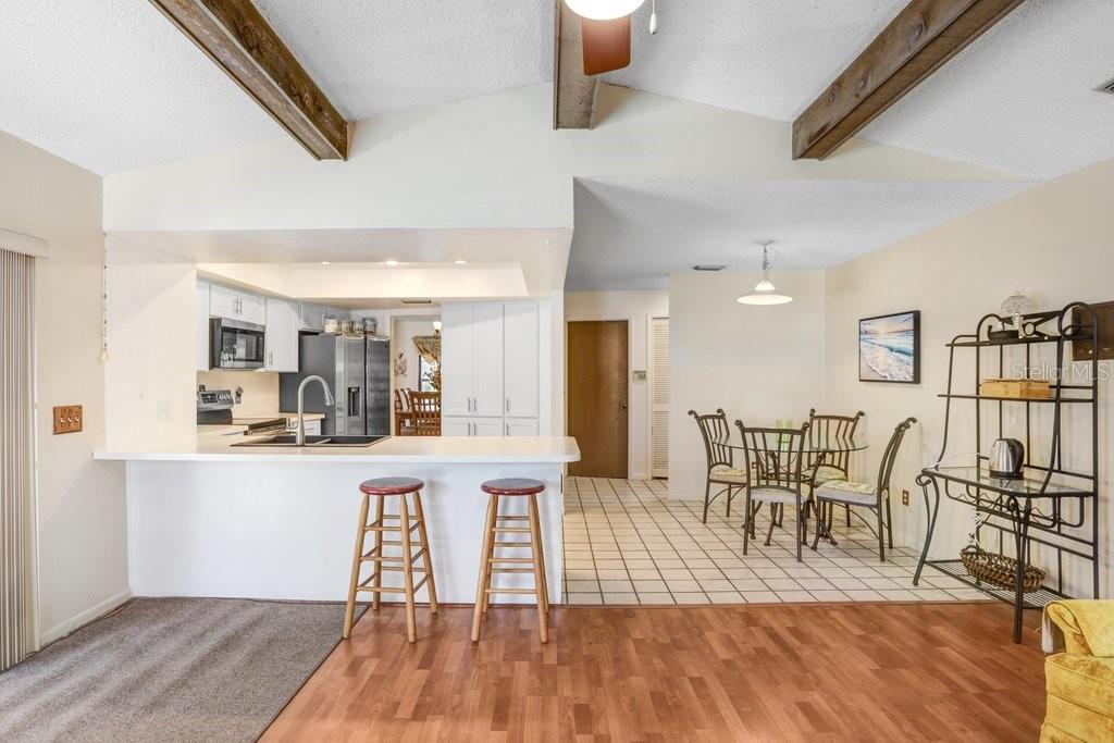 Listing photo id 16 for 107 Halton Circle