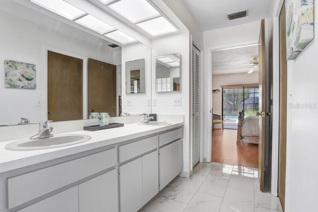 Listing photo id 21 for 107 Halton Circle