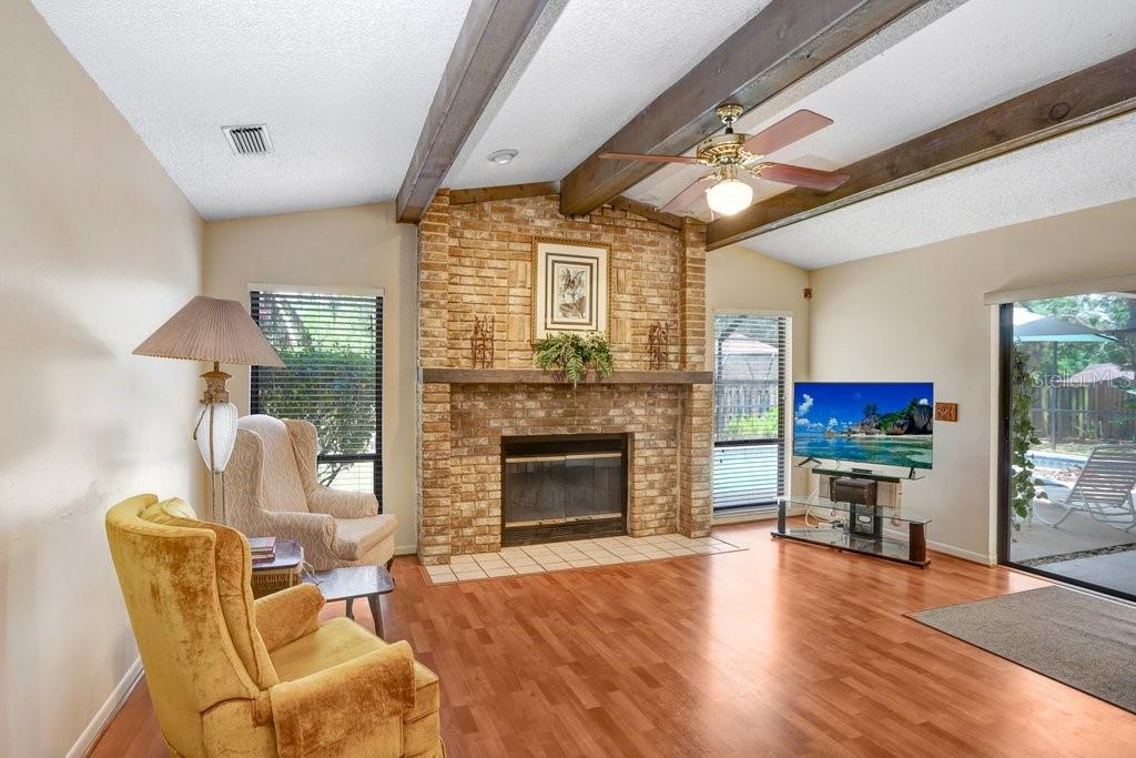 Listing photo id 1 for 107 Halton Circle