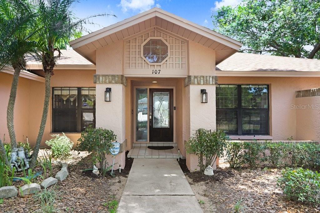 Listing photo id 3 for 107 Halton Circle