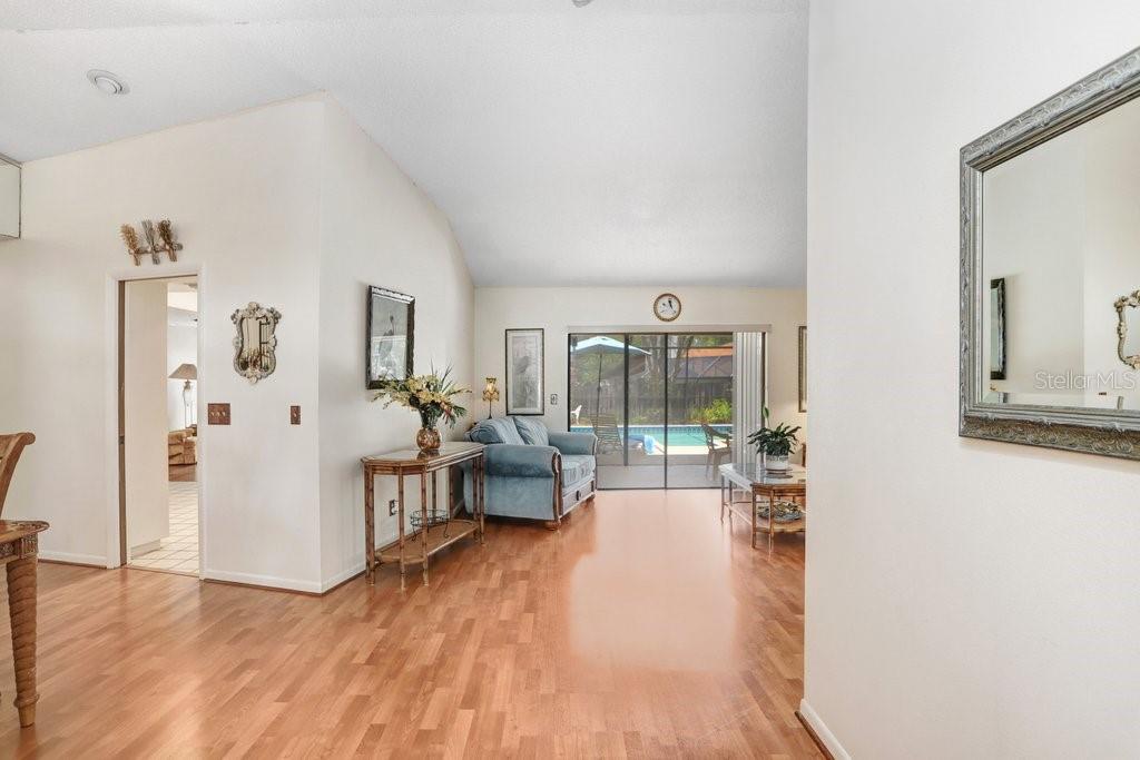 Listing photo id 4 for 107 Halton Circle