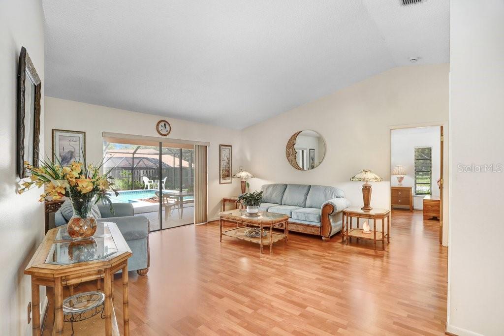 Listing photo id 5 for 107 Halton Circle