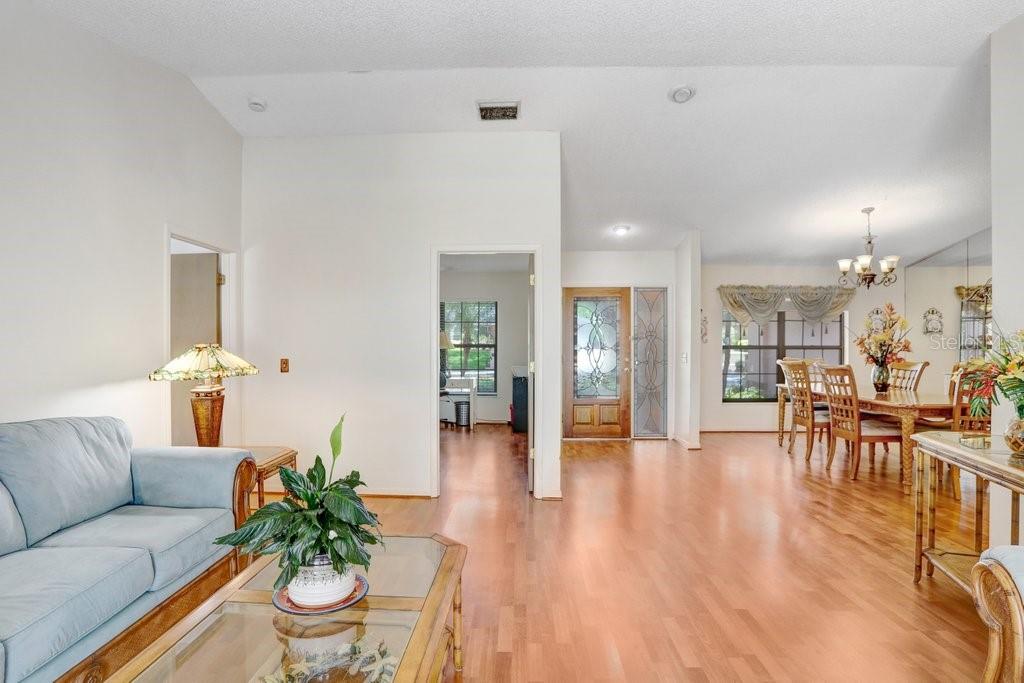 Listing photo id 6 for 107 Halton Circle