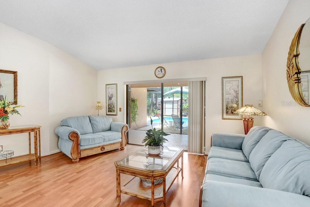 Listing photo id 7 for 107 Halton Circle