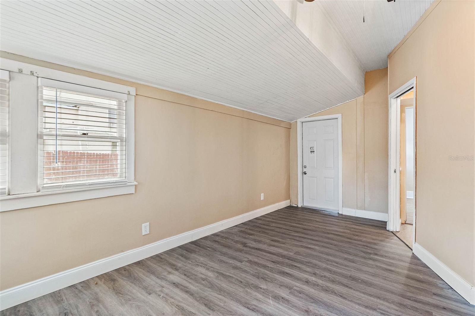 Listing photo id 21 for 630 34th Avenue S
