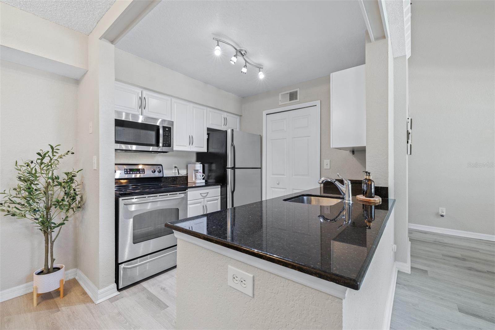 Image 19 of 46 For 3301 Haviland Ct  203