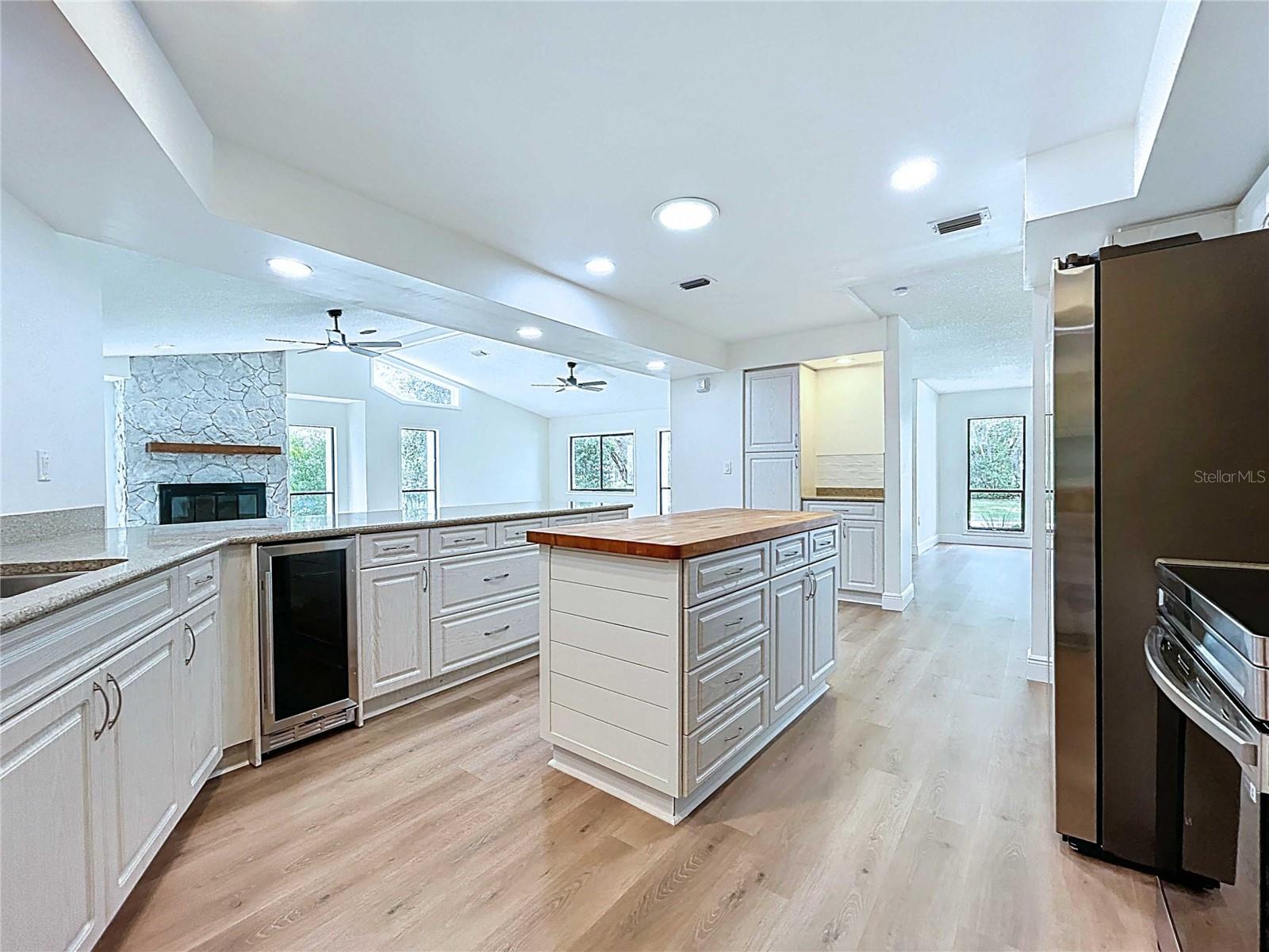 Listing photo id 6 for 6602 Winding Brook Drive