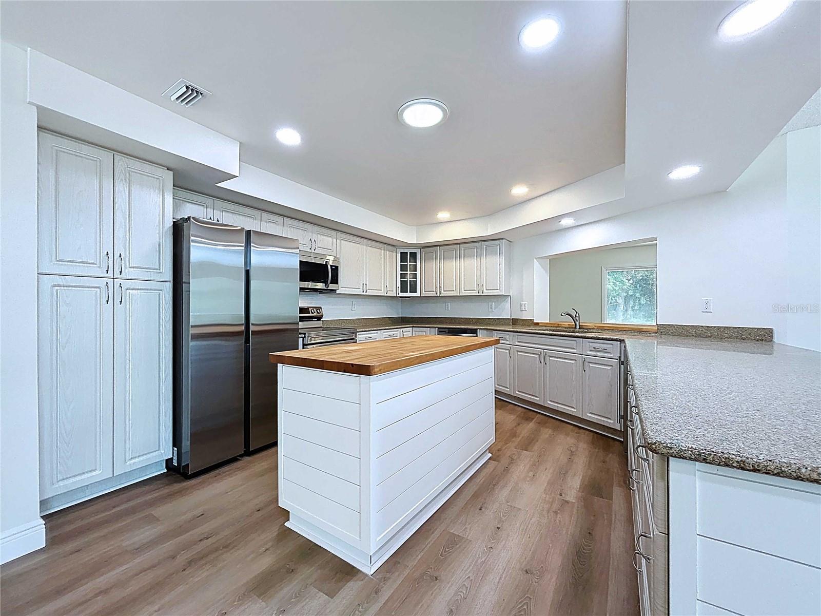 Listing photo id 7 for 6602 Winding Brook Drive