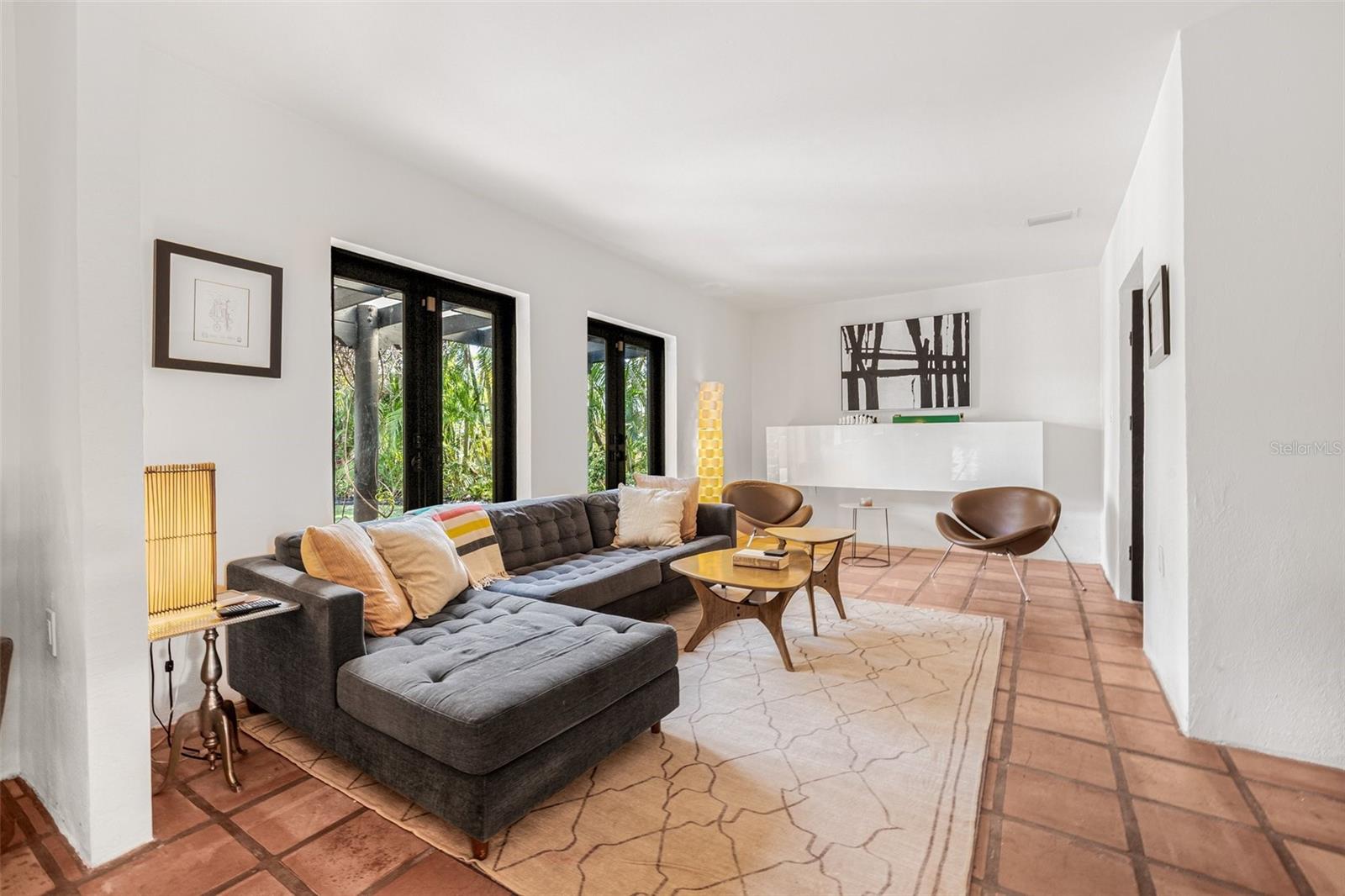 Image 10 of 99 For 122 Miramar Boulevard Ne