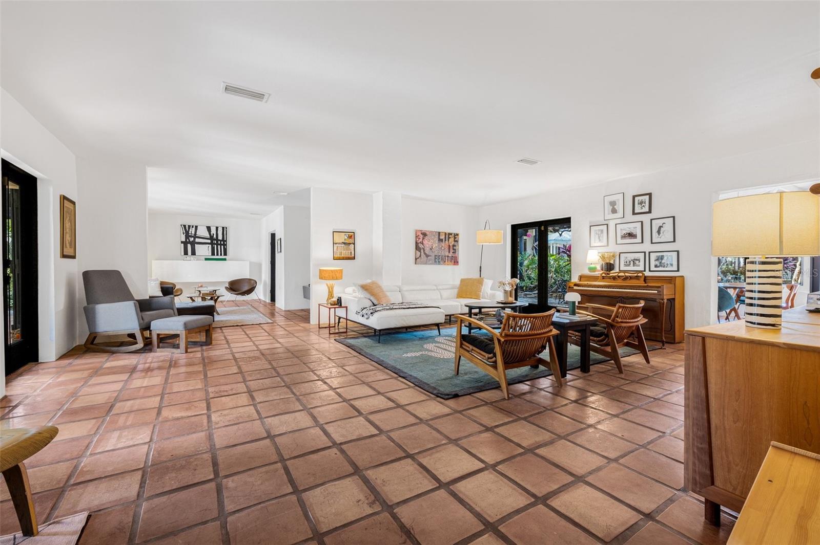 Image 12 of 99 For 122 Miramar Boulevard Ne