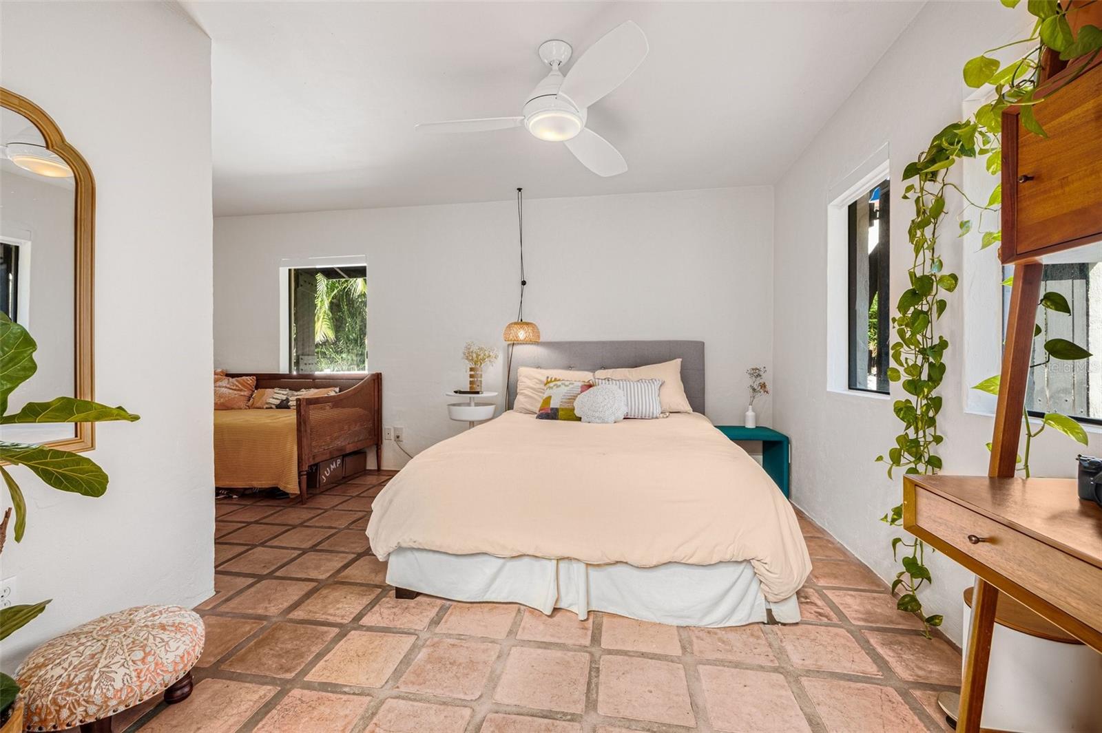 Image 33 of 99 For 122 Miramar Boulevard Ne