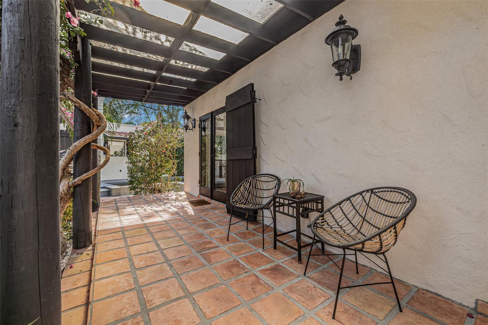 Image 37 of 99 For 122 Miramar Boulevard Ne