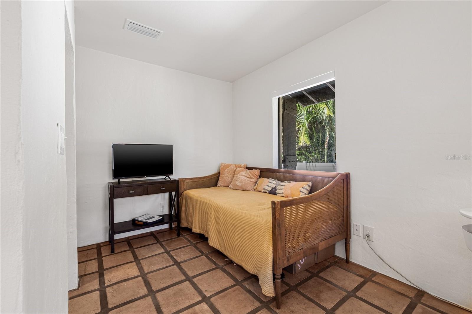Image 40 of 99 For 122 Miramar Boulevard Ne