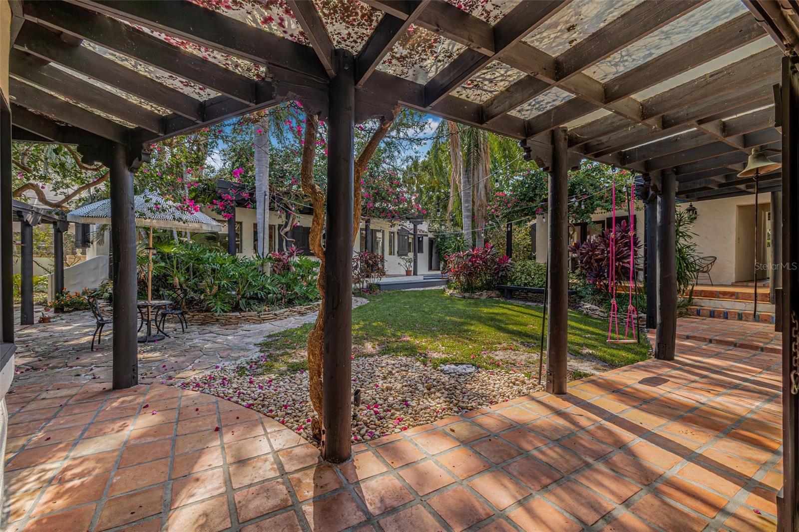 Image 61 of 99 For 122 Miramar Boulevard Ne