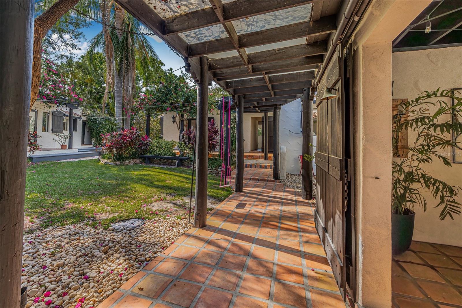 Image 63 of 99 For 122 Miramar Boulevard Ne