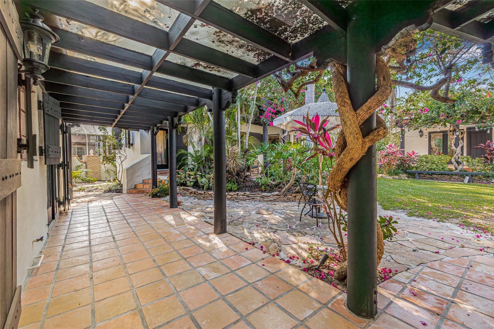 Image 65 of 99 For 122 Miramar Boulevard Ne