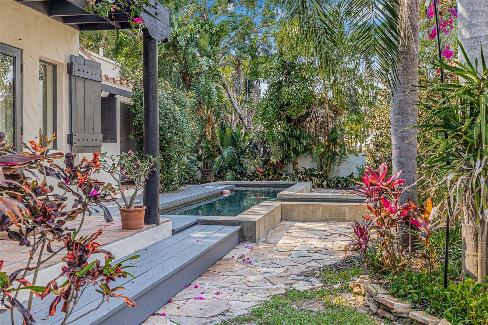 Image 73 of 99 For 122 Miramar Boulevard Ne