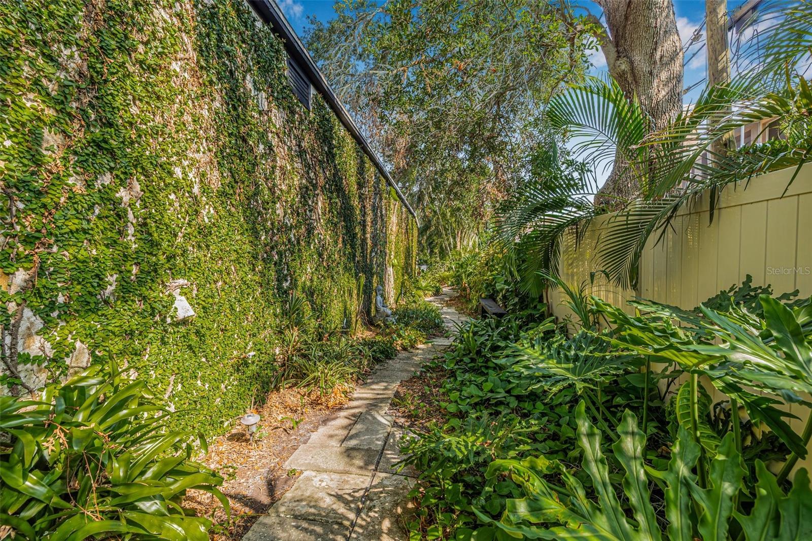 Image 78 of 99 For 122 Miramar Boulevard Ne