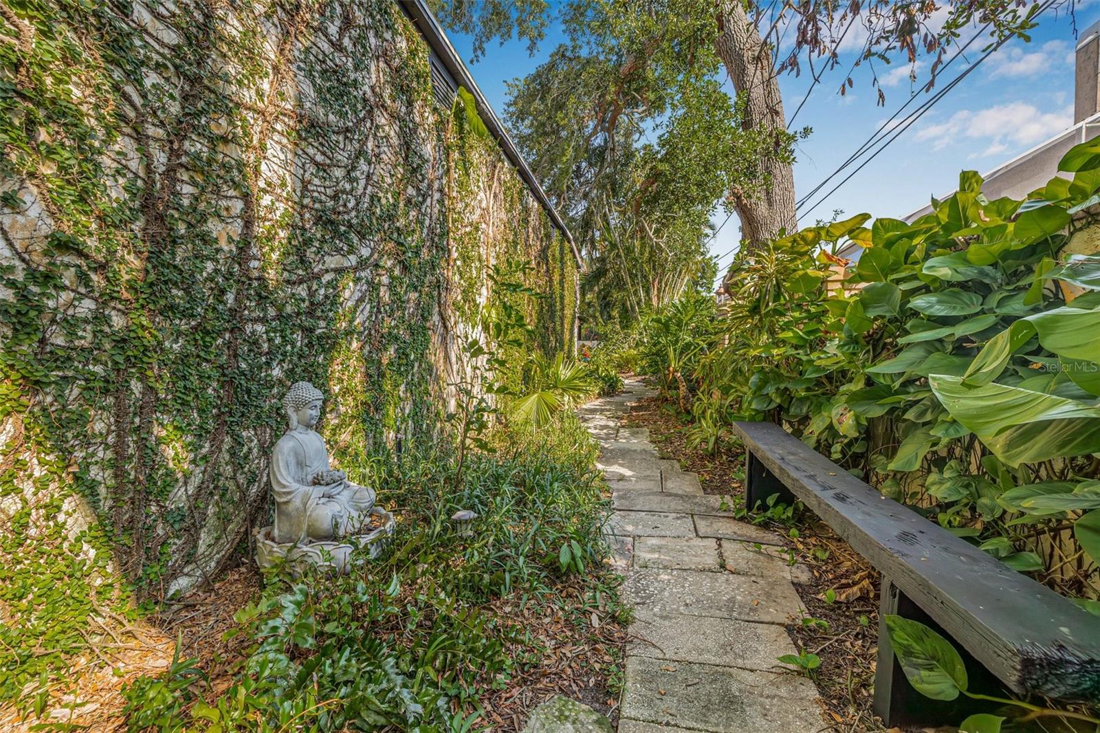 Image 80 of 99 For 122 Miramar Boulevard Ne