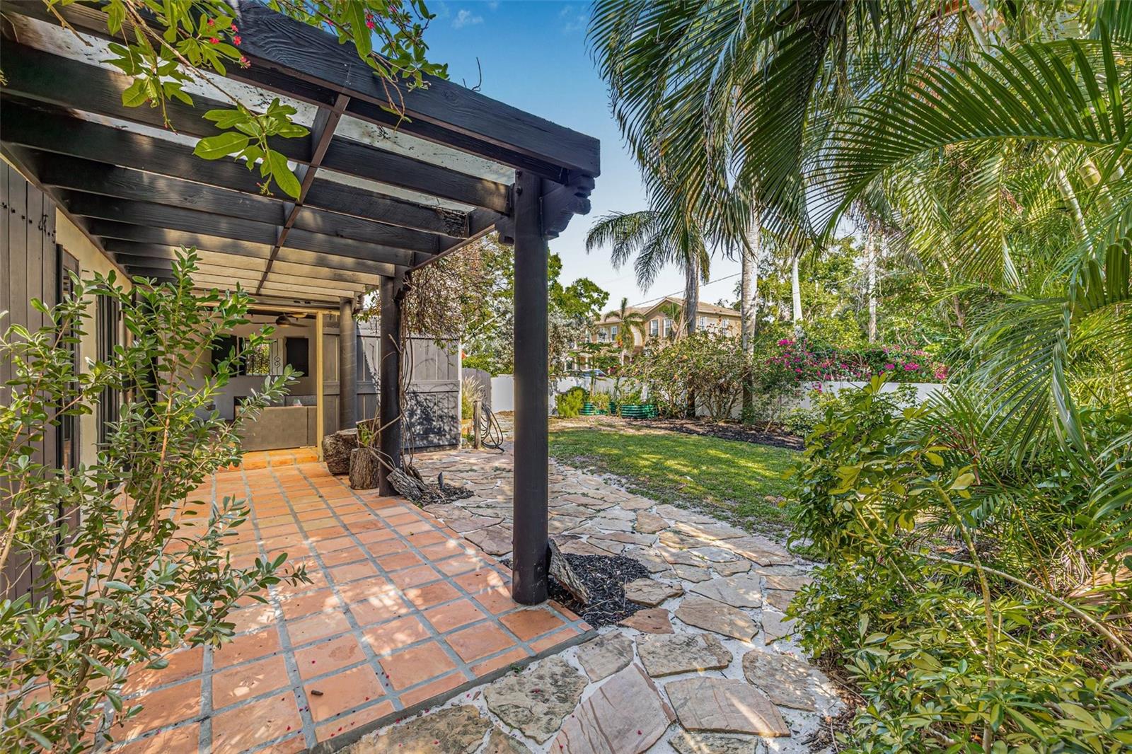 Image 81 of 99 For 122 Miramar Boulevard Ne