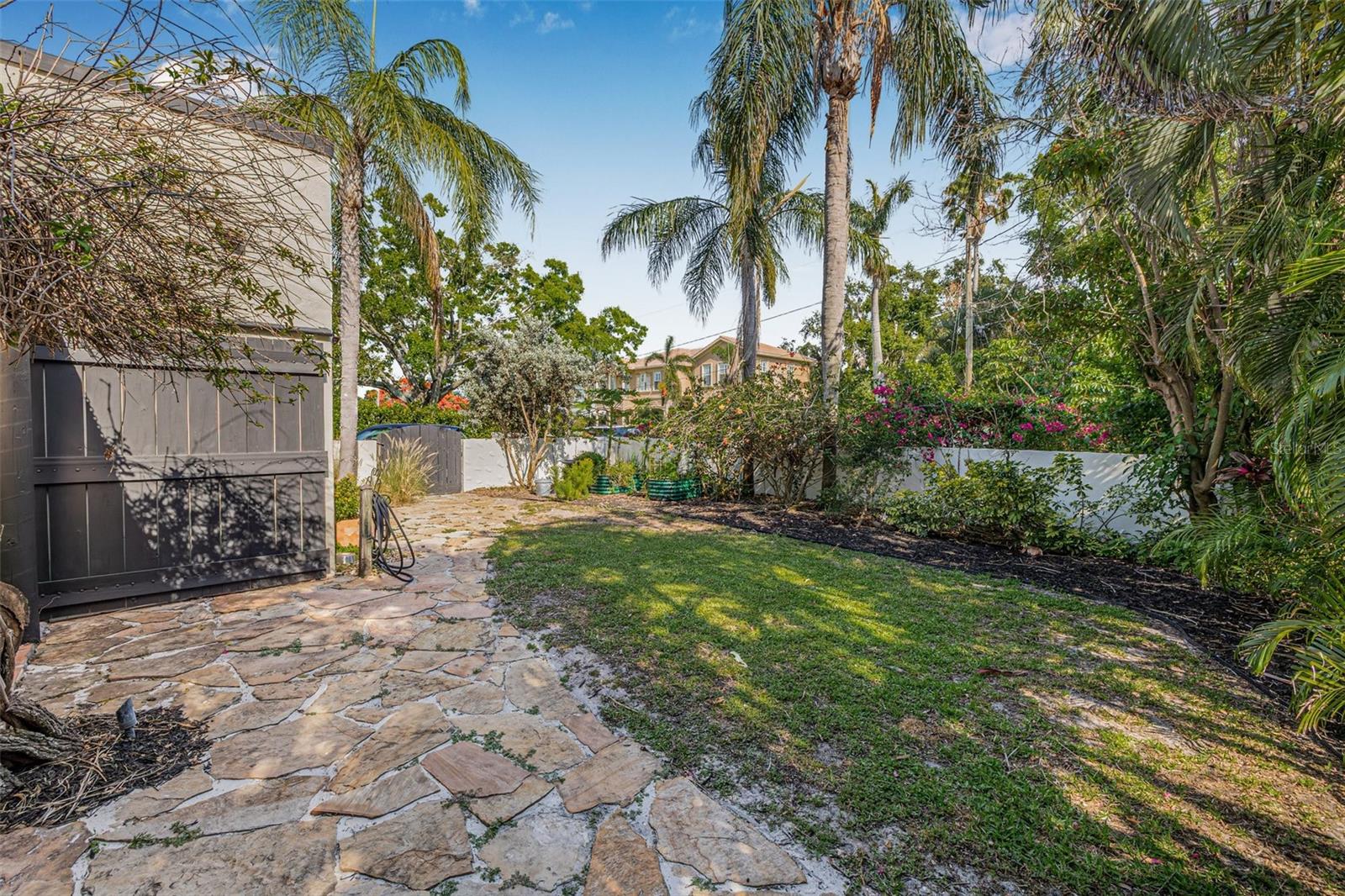 Image 82 of 99 For 122 Miramar Boulevard Ne
