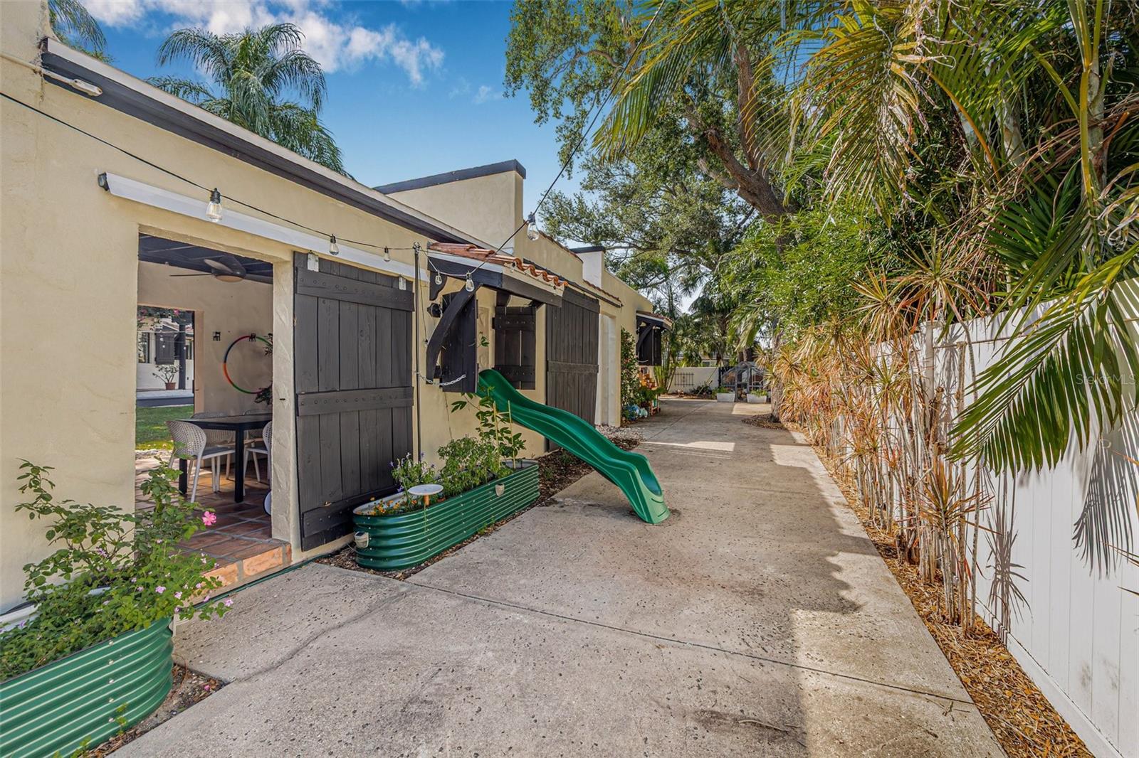 Image 86 of 99 For 122 Miramar Boulevard Ne