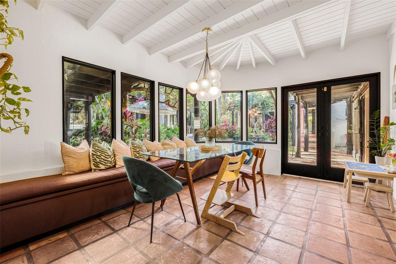 Image 9 of 99 For 122 Miramar Boulevard Ne
