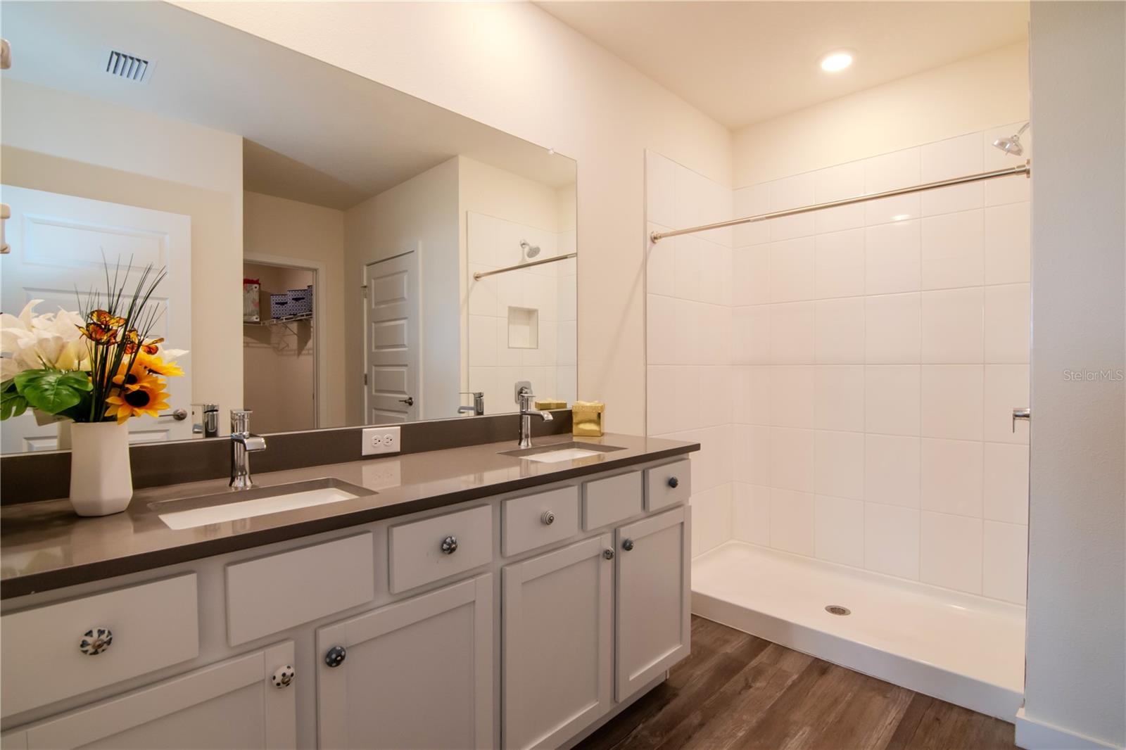 Listing photo id 8 for 9795 Crescent Ray Drive