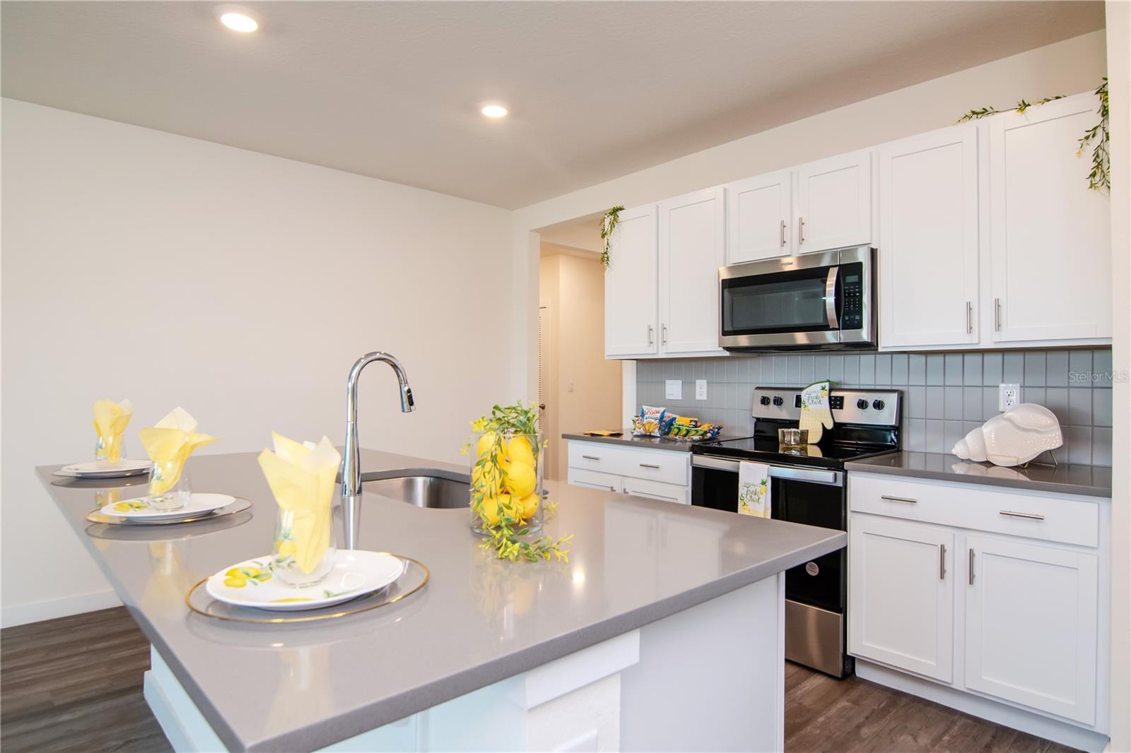 Listing photo id 2 for 9795 Crescent Ray Drive