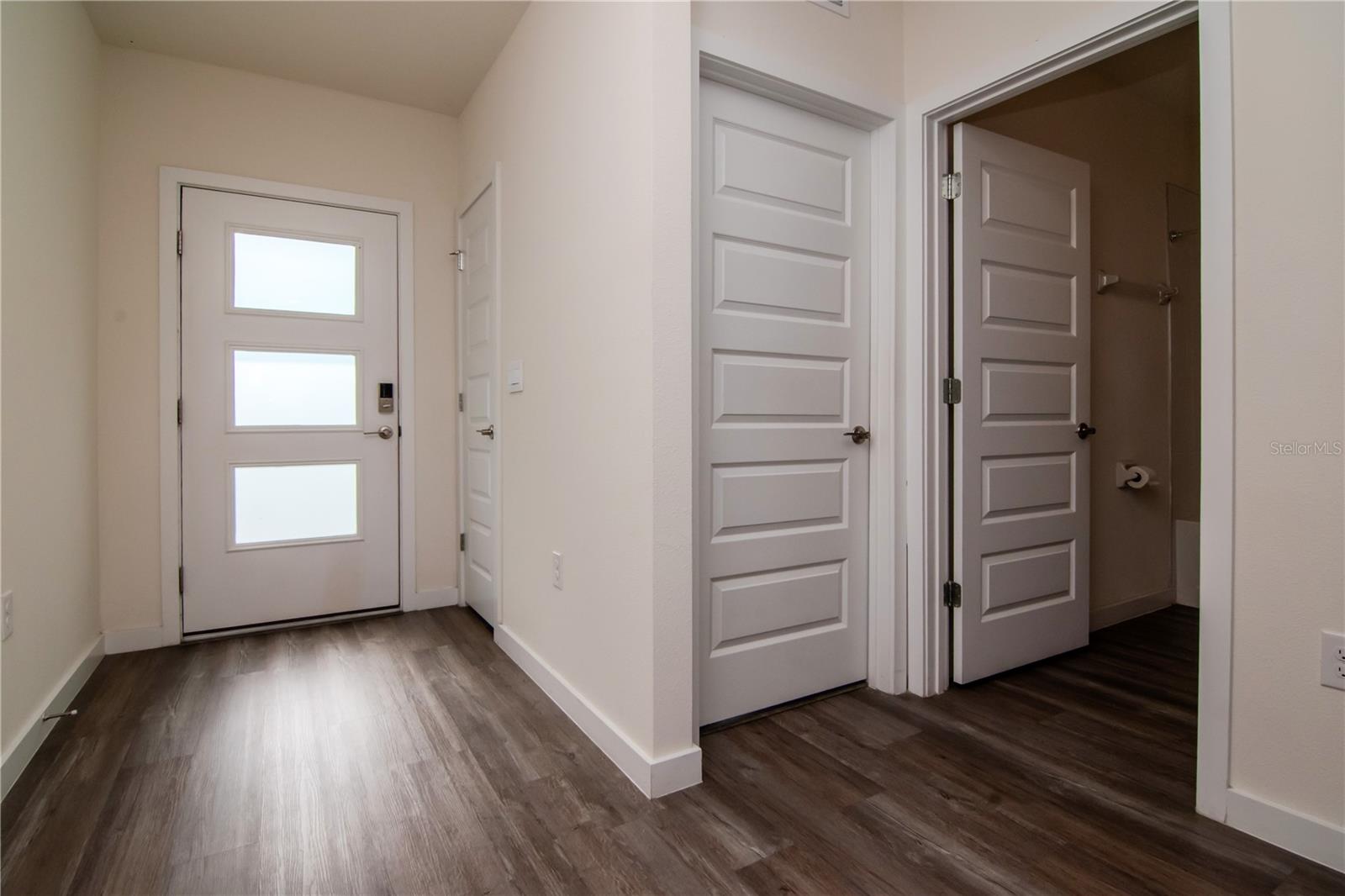 Listing photo id 5 for 9795 Crescent Ray Drive