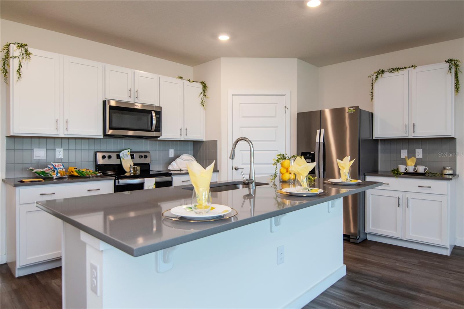 Listing photo id 6 for 9795 Crescent Ray Drive