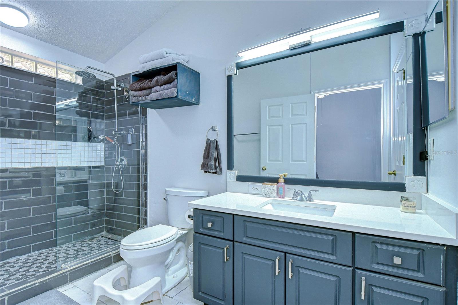 Image 14 of 26 For 6628 Summer Haven Drive