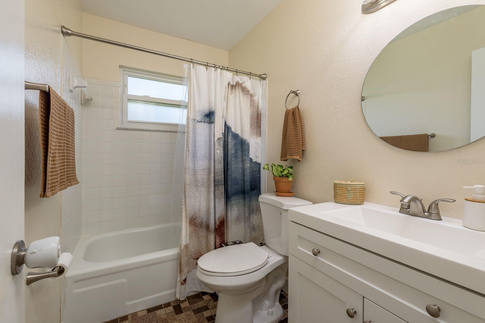 Image 16 of 27 For 920 York Drive