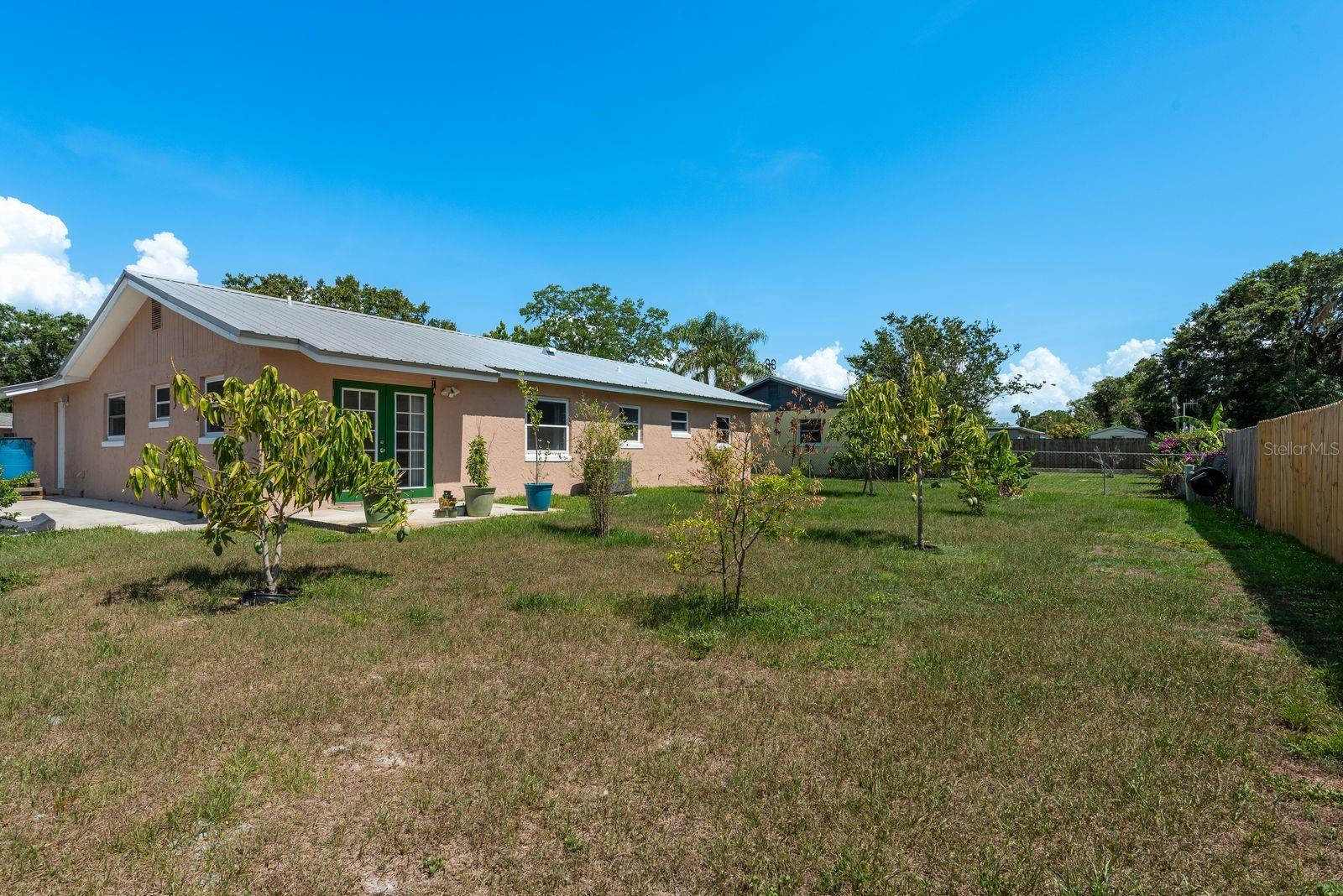 Image 22 of 27 For 920 York Drive