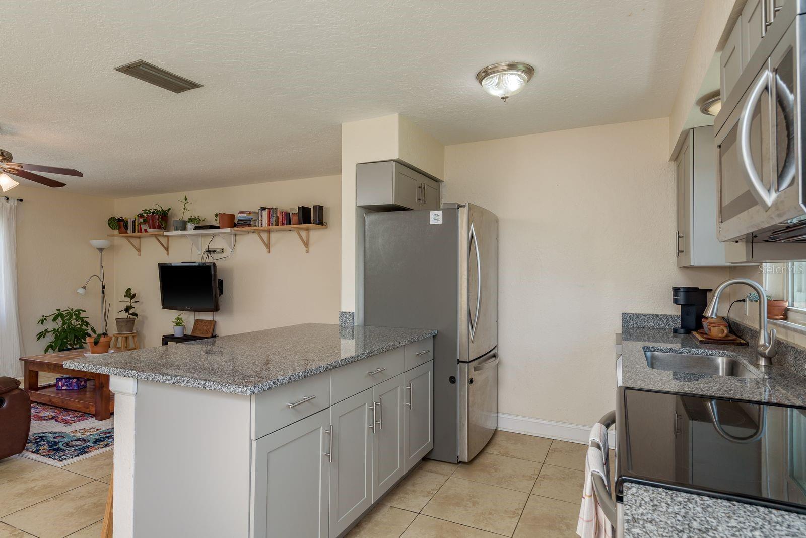 Image 6 of 27 For 920 York Drive