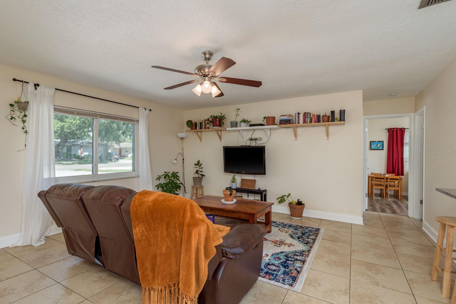 Image 7 of 27 For 920 York Drive
