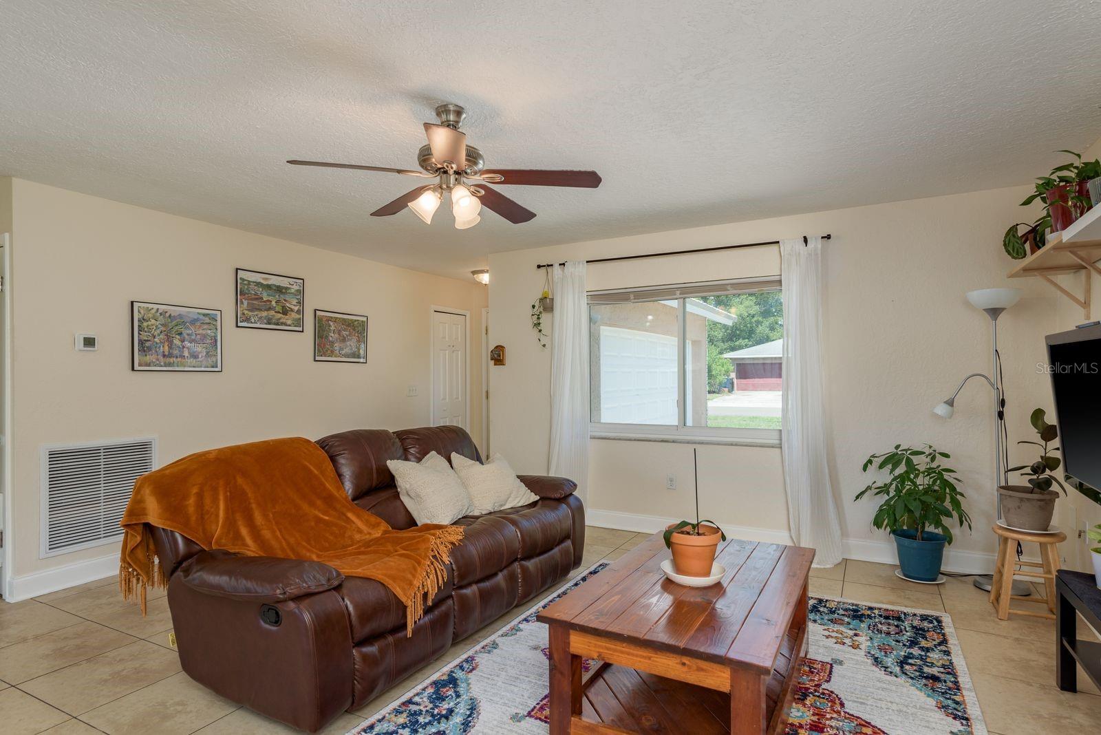 Image 8 of 27 For 920 York Drive