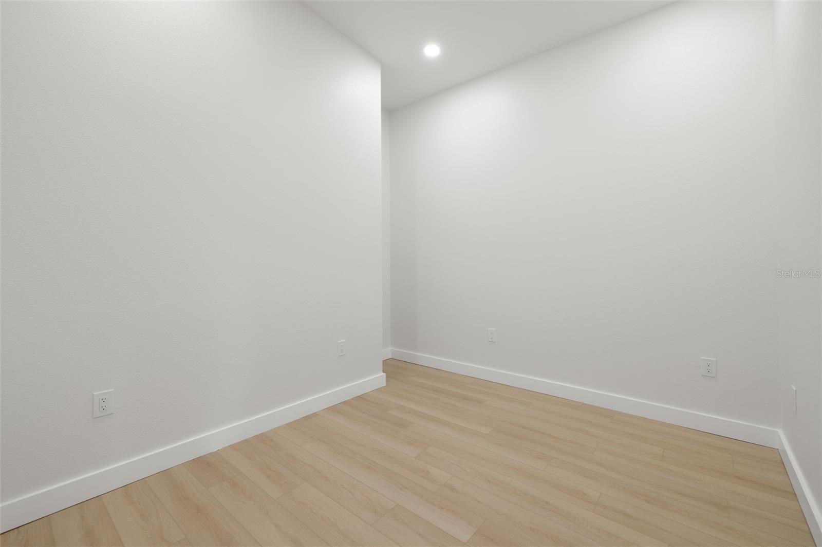 Image 16 of 19 For 1625 39th Street S