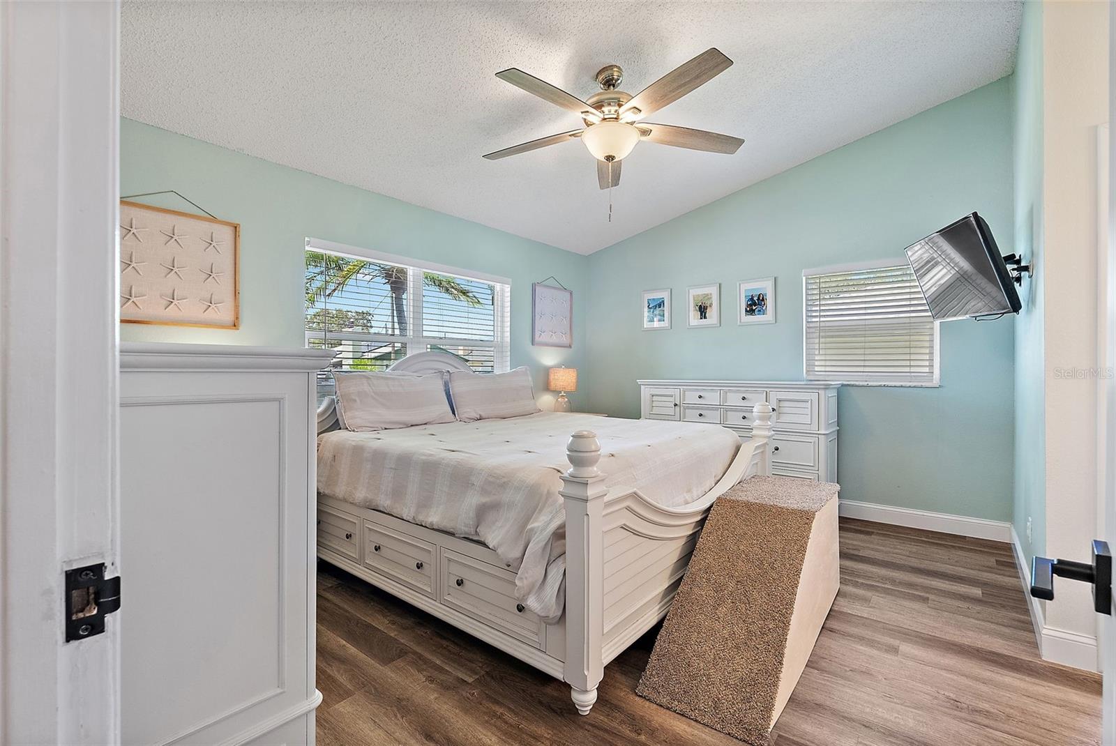 Listing photo id 10 for 6521 69th Avenue N